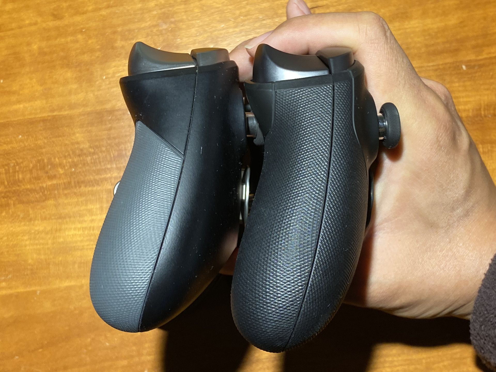 側面。シリーズ2（右）のラバーグリップが拡大しているのがわかる