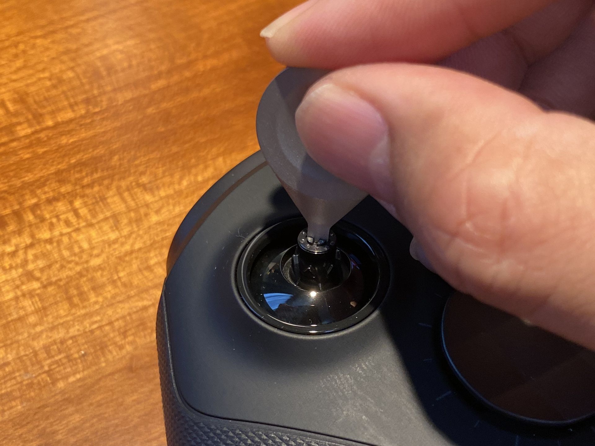 専用のツールでキリキリ回す。たのしい