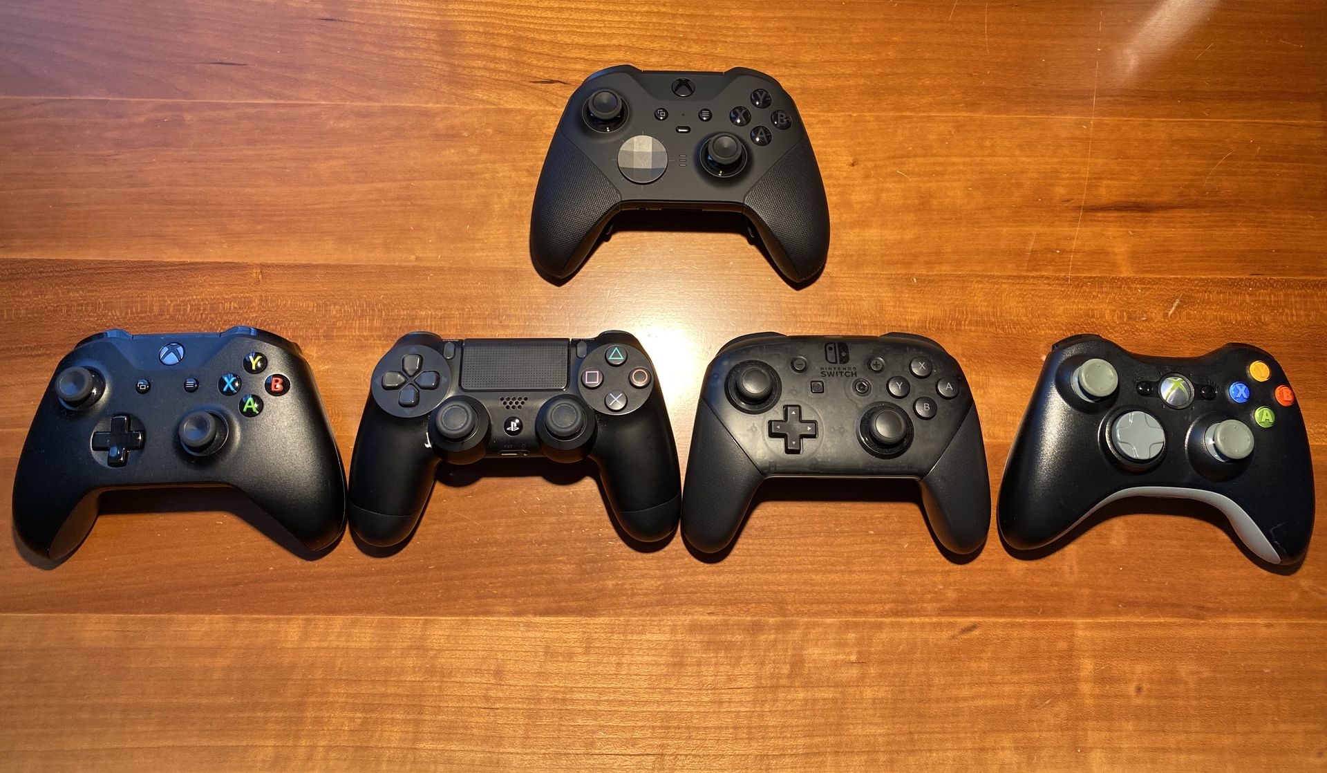 参考までにテンションの硬さを、左から柔らかい順に並べてみた。シリーズ2は、Xbox Oneはもっとも柔らかく、Xbox 360がもっとも堅い。Nintendo Switch ProコントローラーやDUALSHOCK4はその中間といった印象だ