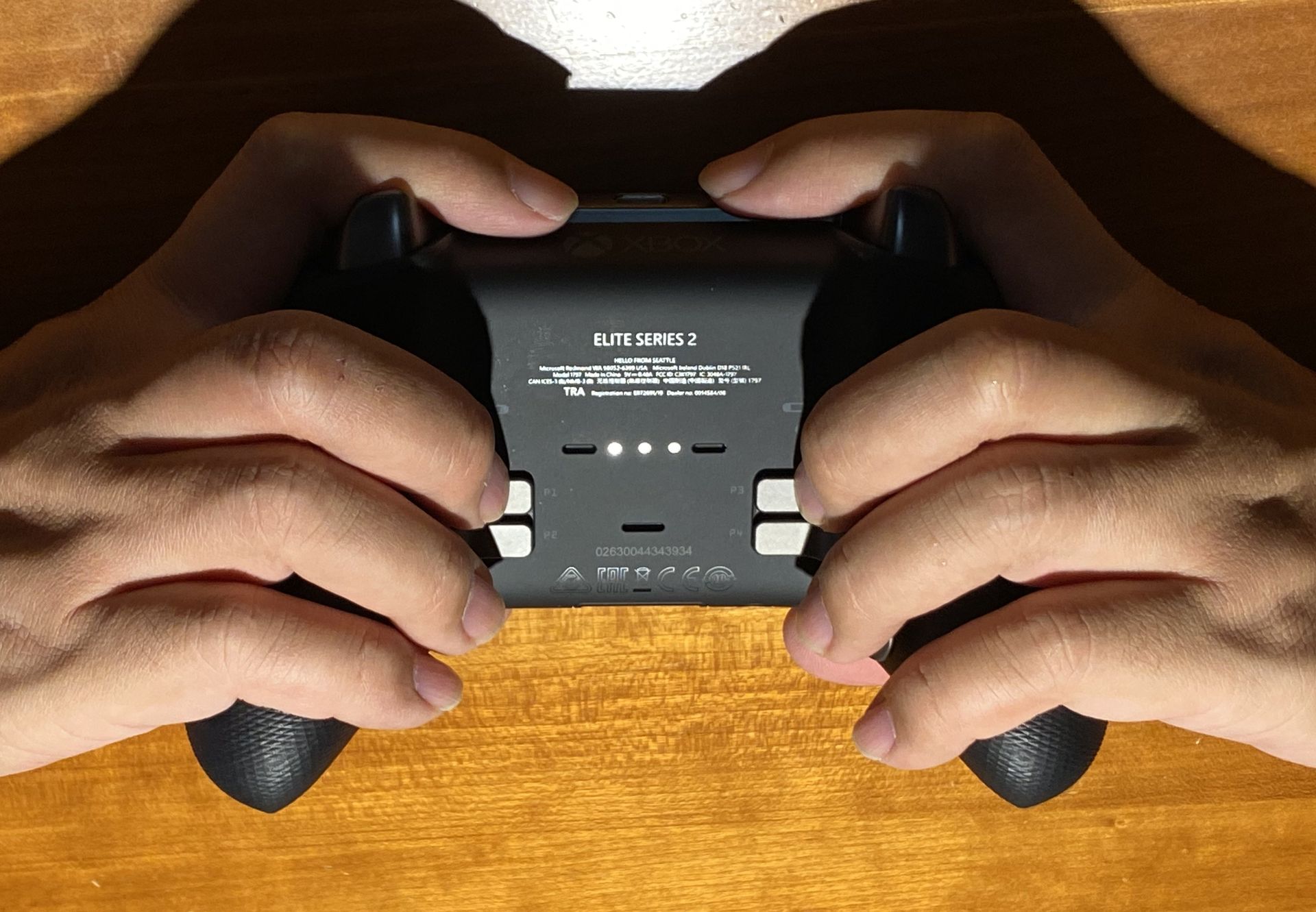 背面のラバーグリップも中指まで覆うところまで拡張されている