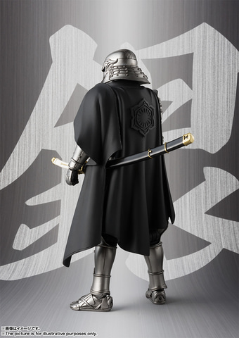 キャプテン・ファズマ」が銀色の甲冑に身を包み仁王立ち！ 「足軽大将
