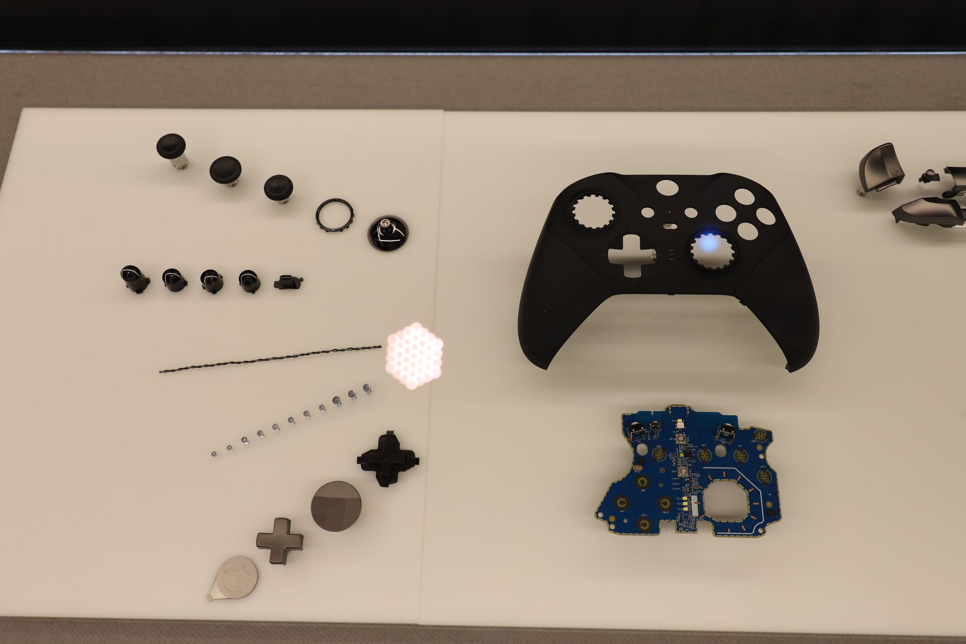 「エリコン2」の分解展示を眺めていると担当者が教えてくれた