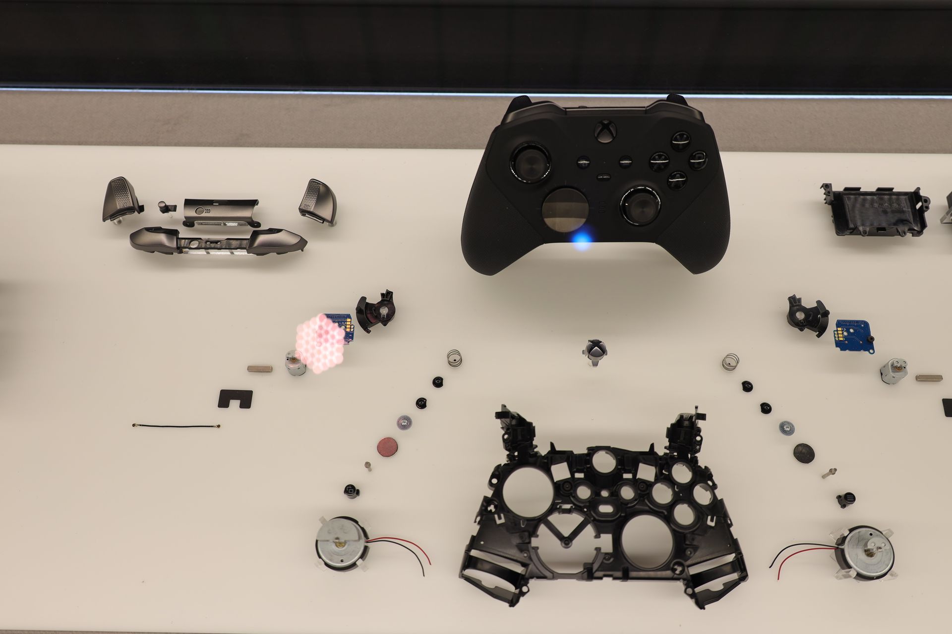 「エリコン2」の分解展示を眺めていると担当者が教えてくれた