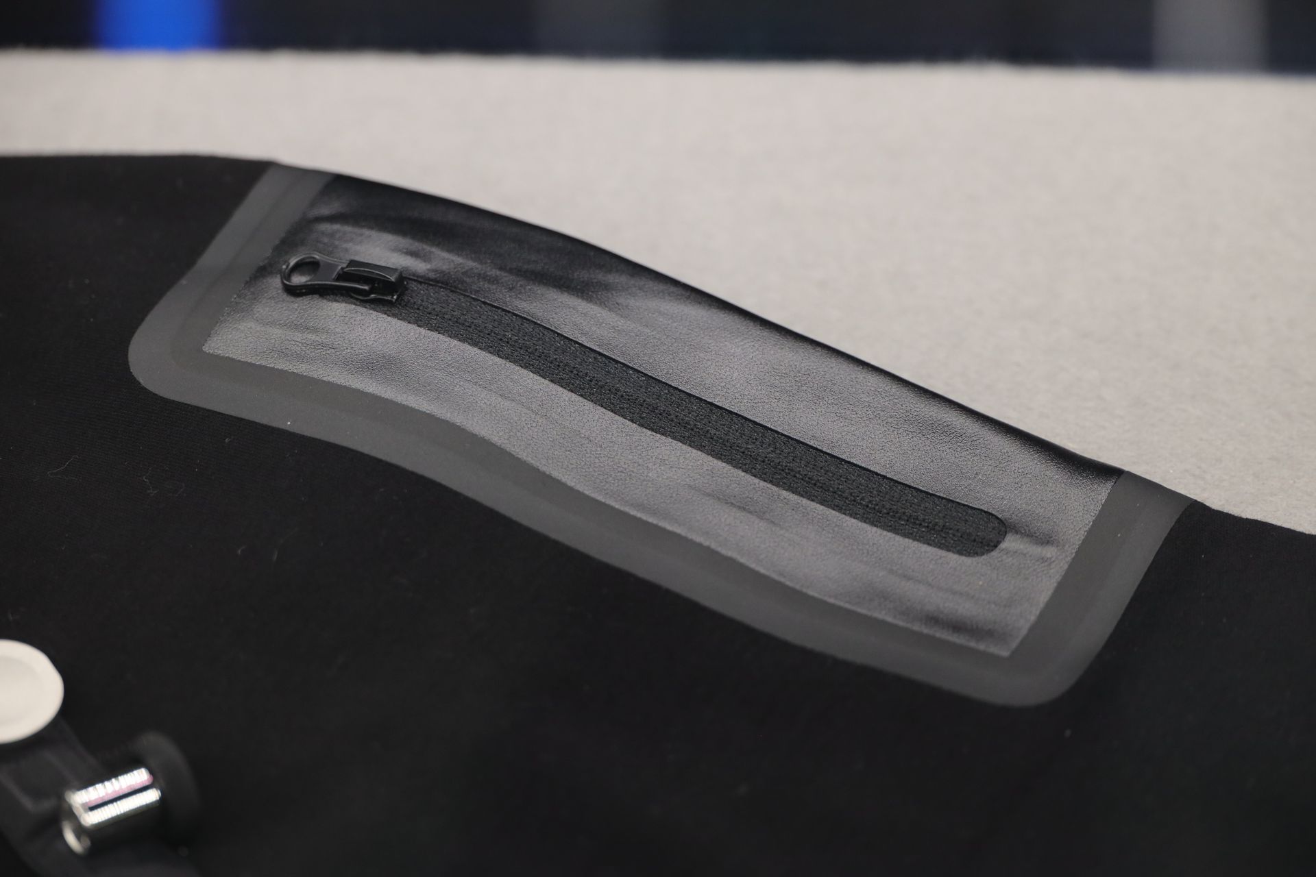 左腕のジッパー付きラバーポケット