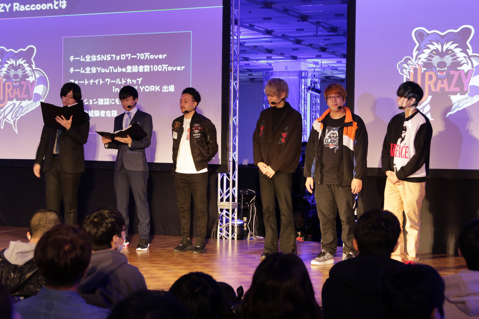 当日MCをつとめたk4senさん、大和周平さん、解説を担当したボドカさんと「Crazy Raccoon」所属のねこくん選手、Cornn選手、リテイルローのおじさん（左から）