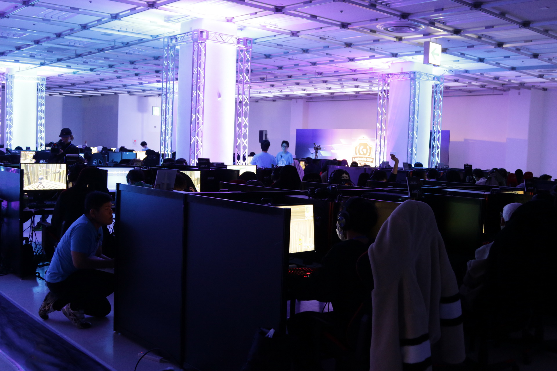 ここが決戦場。ディスプレイだけが光り輝いている