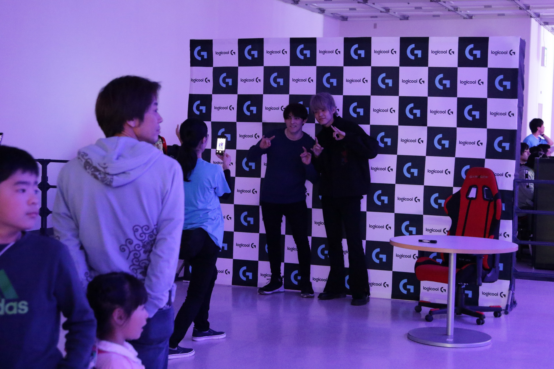 試合の合間にはCrazy Raccoonのプロプレーヤーとの記念撮影も行なわれていた