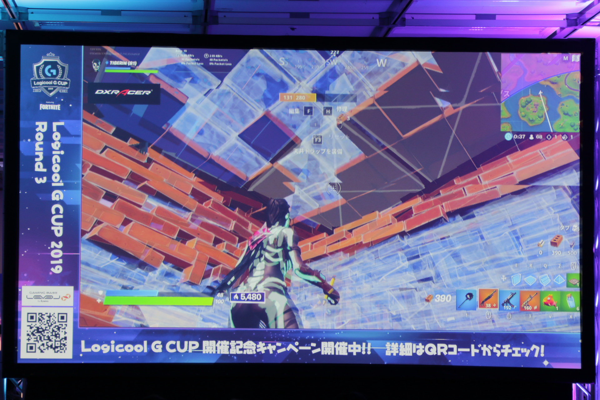 敵の壁を壊して自分の壁を作って木材からレンガに変えて……。あまりにも素早い動作なので目が回るようだ