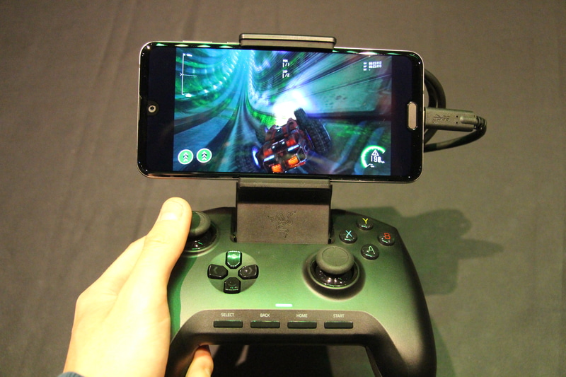 コントローラーを接続することで繊細な操作もできる