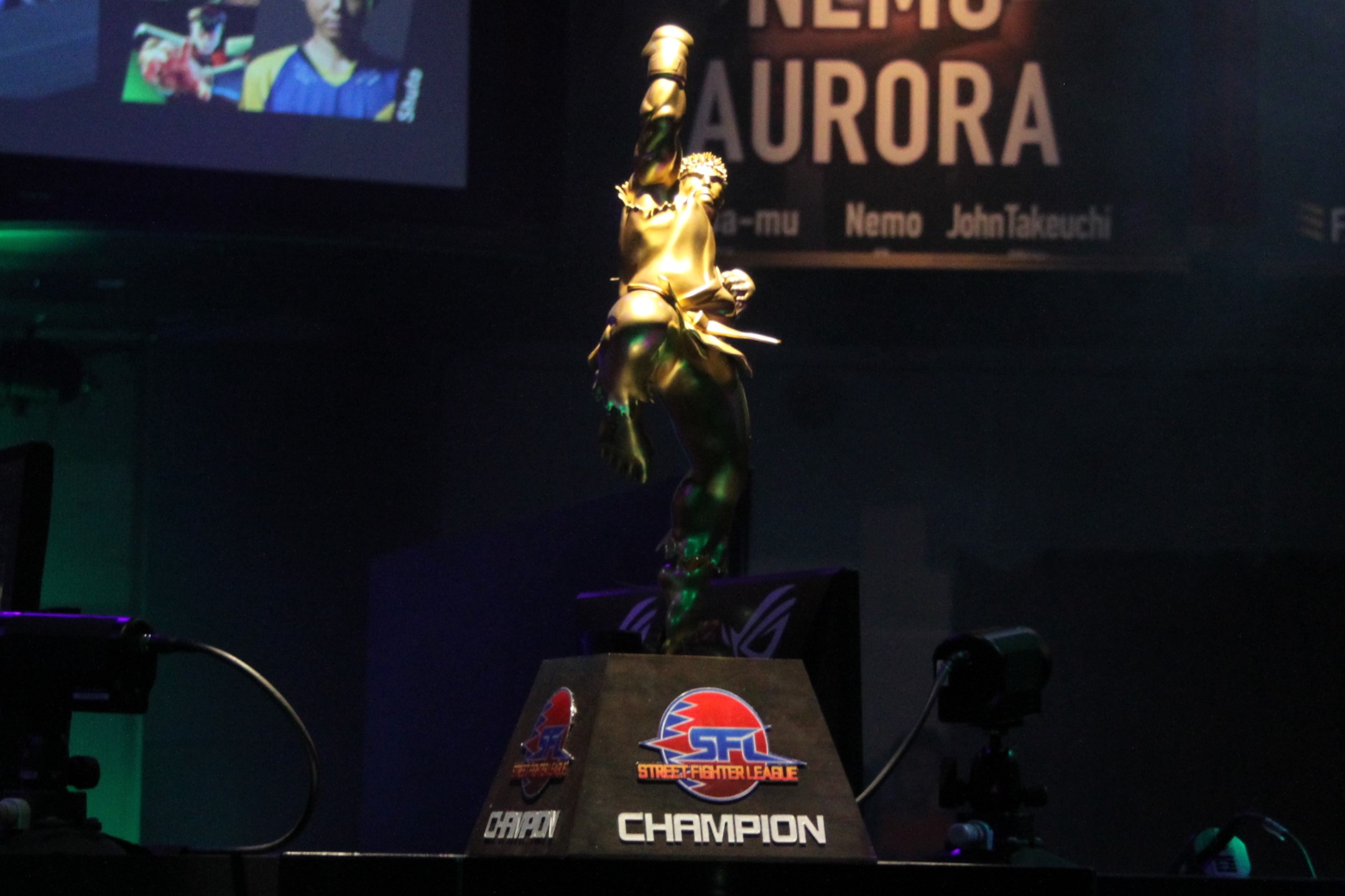 優勝トロフィー