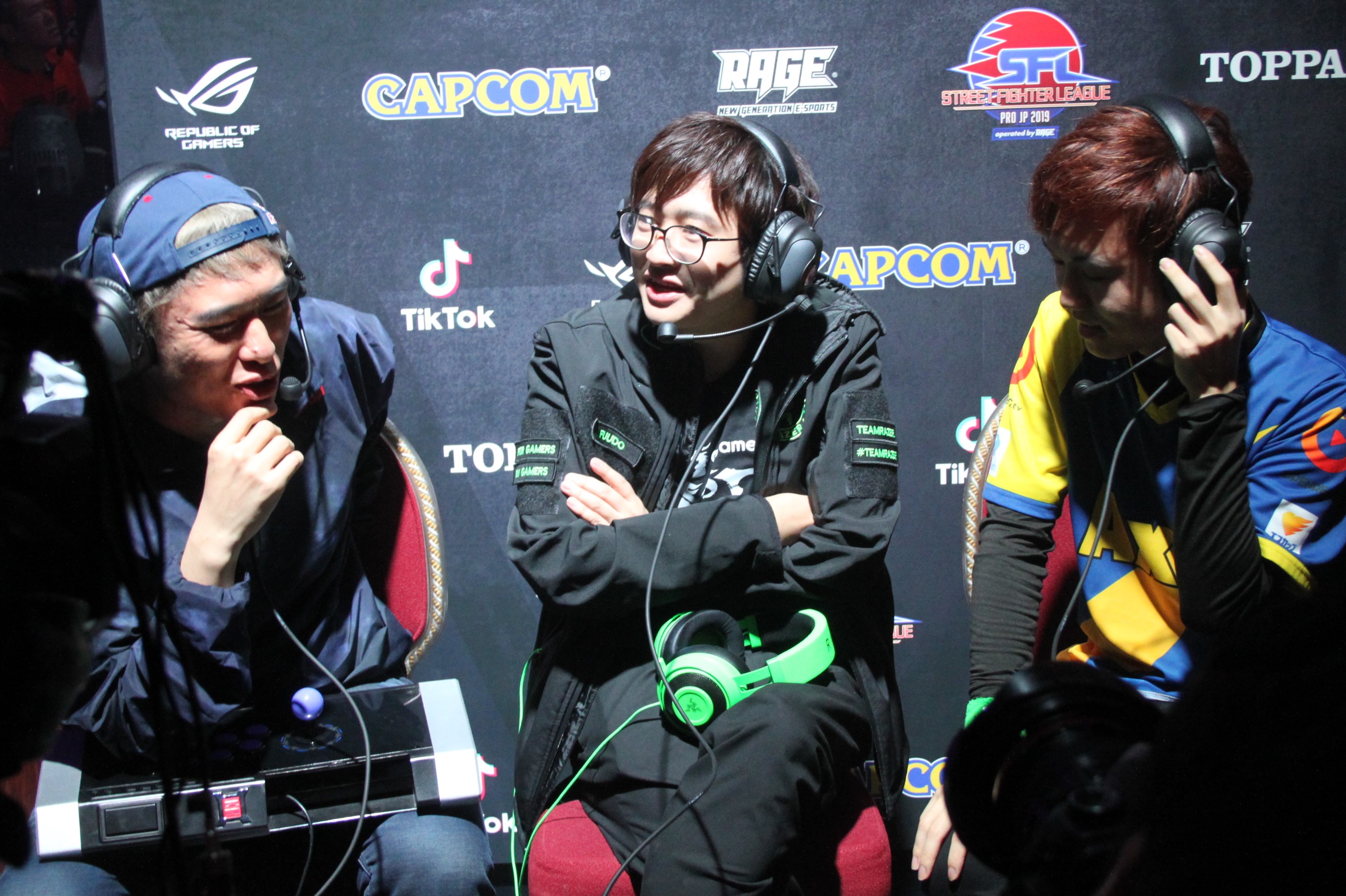 ふ～どガイアの作戦会議風景。笑いも見える雰囲気だ。