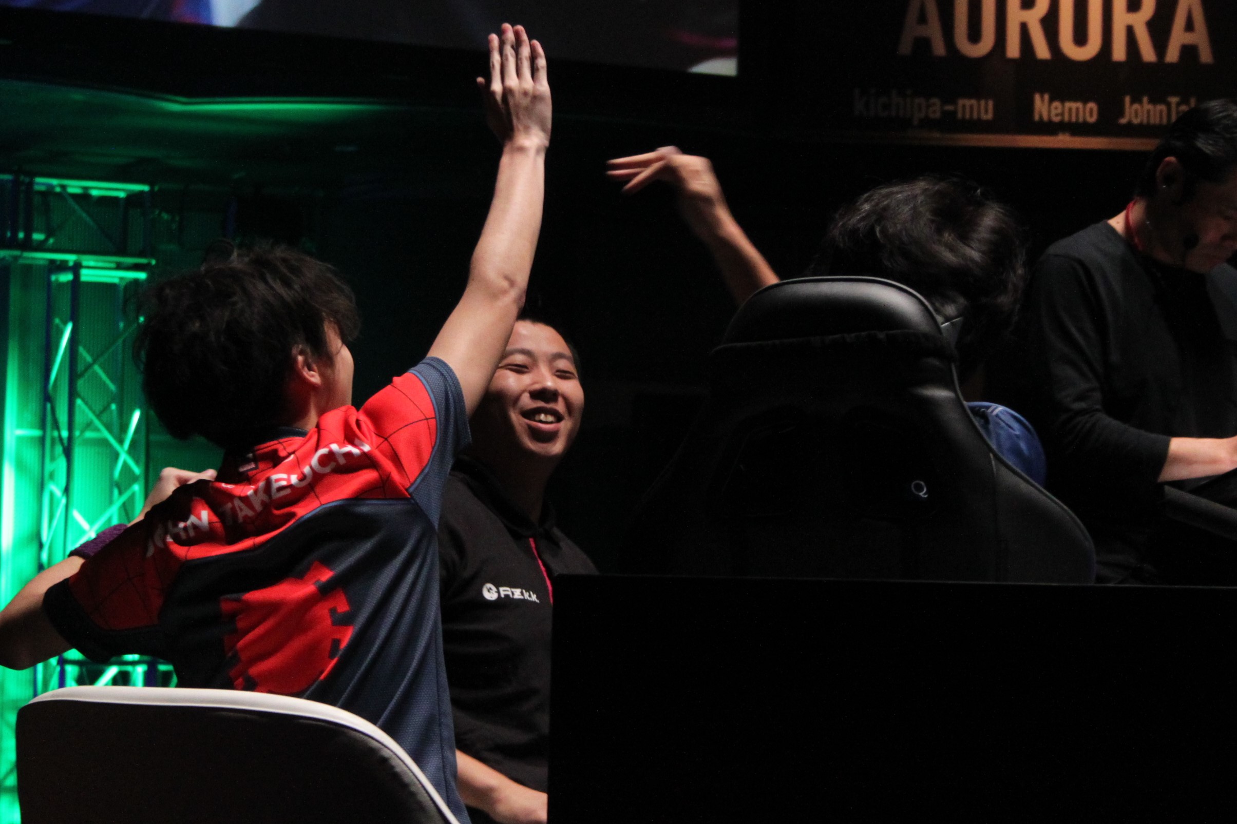 勝利を祝福するネモオーロラ