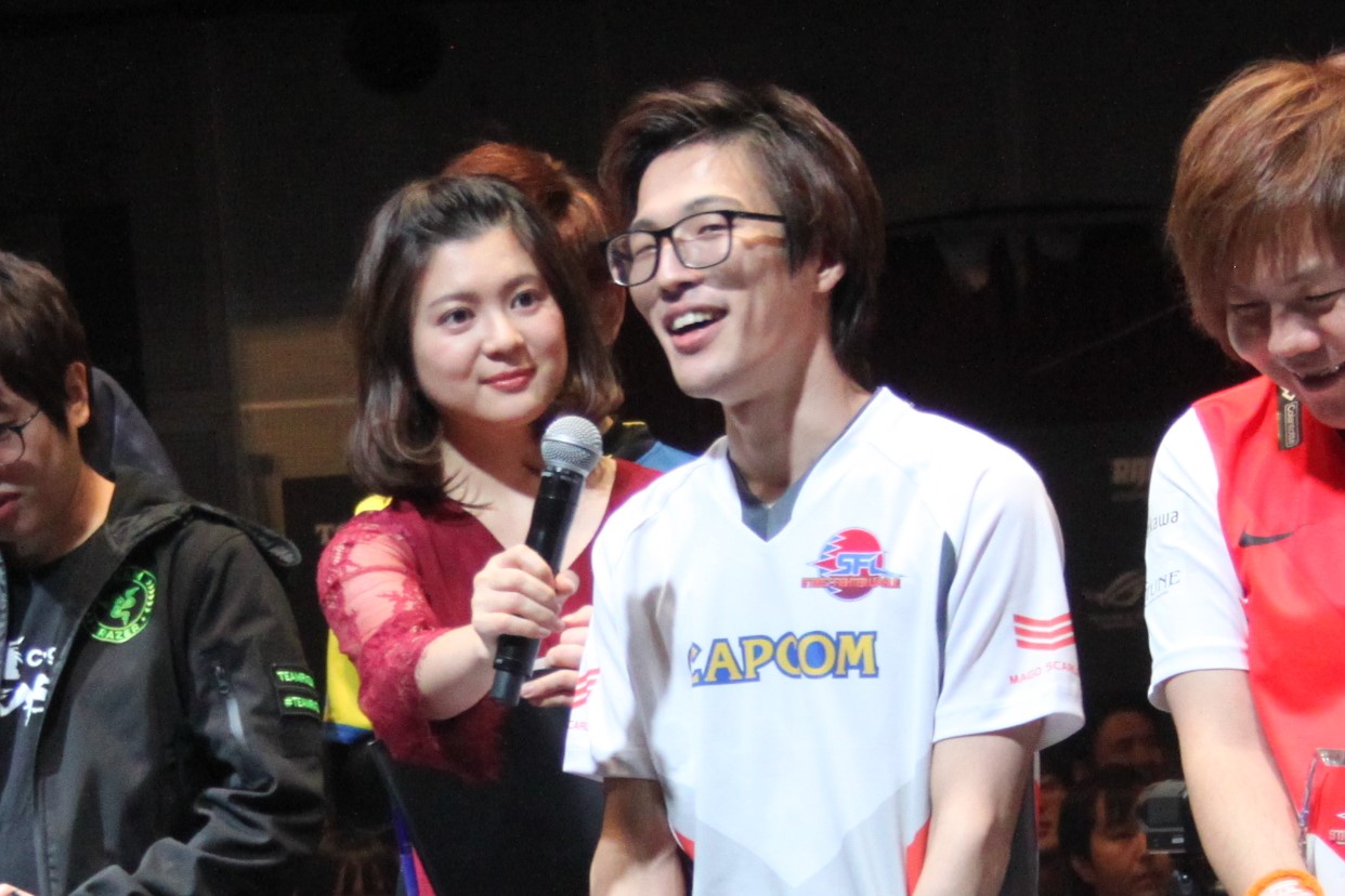 笑顔で優勝の喜びを語るマゴ選手