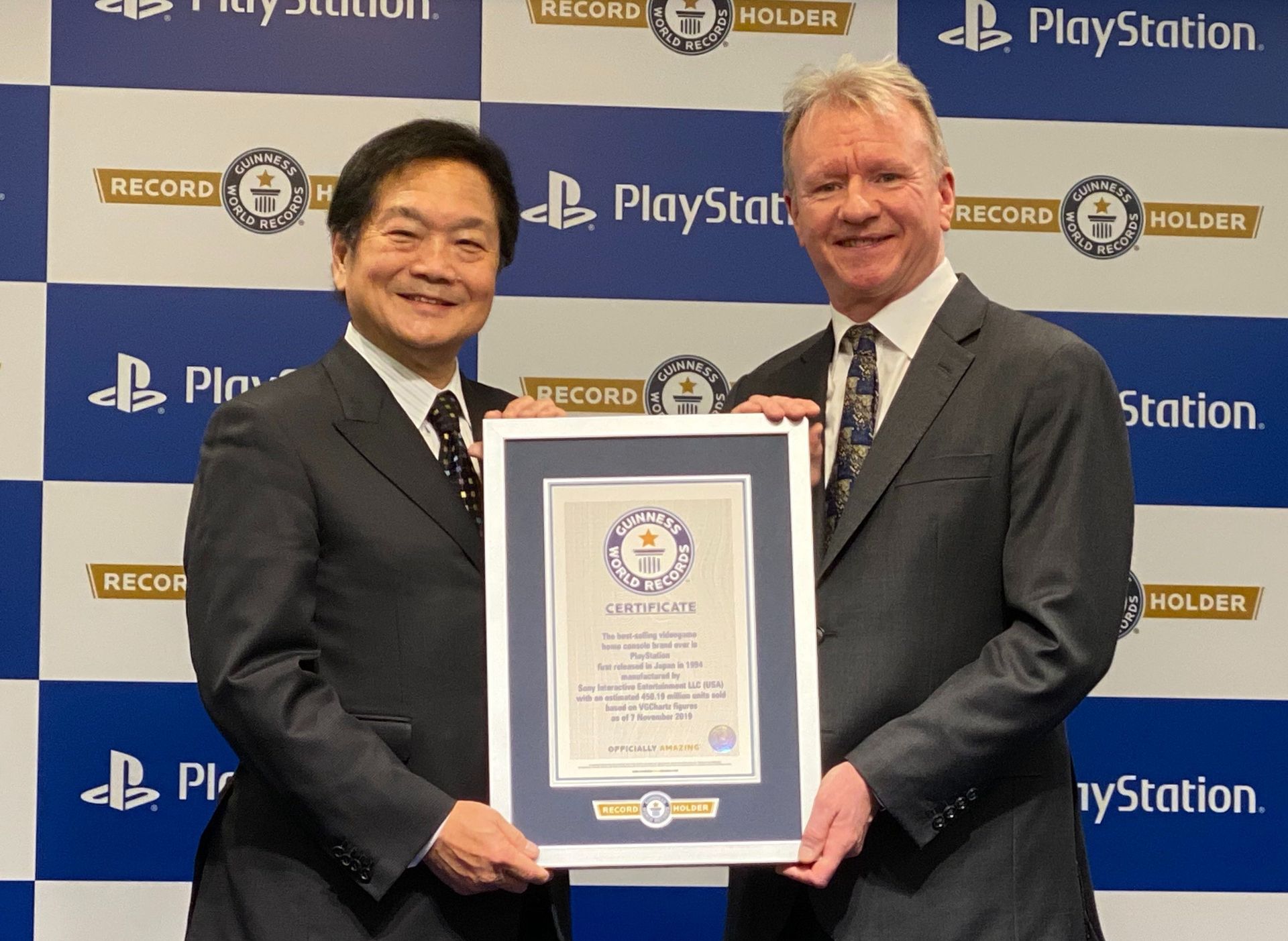 ソニー・インタラクティブエンタテインメント社長兼CEOのジム・ライアン氏（左）、元ソニー・コンピュータエンタテインメント名誉会長の久夛良木健氏（右）