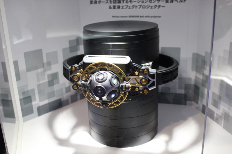 変身ポーズを認識するモーションセンサーを内蔵する変身ベルト