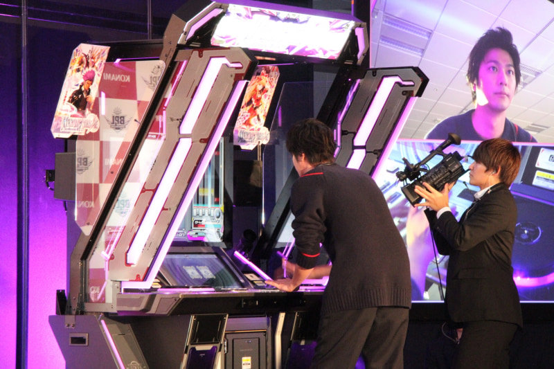 速水さんは5鍵の「beatmania」シリーズをプレイしていたということで、最新作「beatmania IIDX27 HEROIC VERSE」でも華麗な腕前を披露してくれた。その後にはDOLCE.さんも高難度の曲をプレイ。惜しくも1ミスしてしまい、終了後には悔しそうな表情も見せた