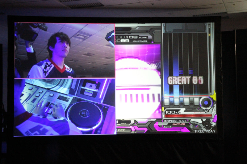 速水さんは5鍵の「beatmania」シリーズをプレイしていたということで、最新作「beatmania IIDX27 HEROIC VERSE」でも華麗な腕前を披露してくれた。その後にはDOLCE.さんも高難度の曲をプレイ。惜しくも1ミスしてしまい、終了後には悔しそうな表情も見せた