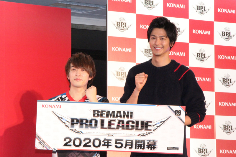 左がKONAMI公認プロゲーマーのDOLCE.さんで、右が速水もこみちさん