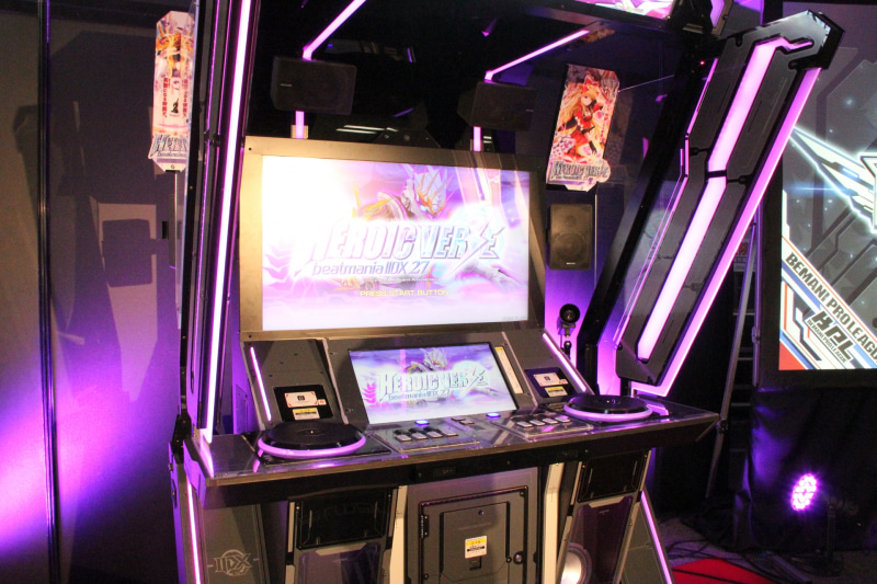 最新作となる「beatmania IIDX27 HEROIC VERSE」と、その専用筐体