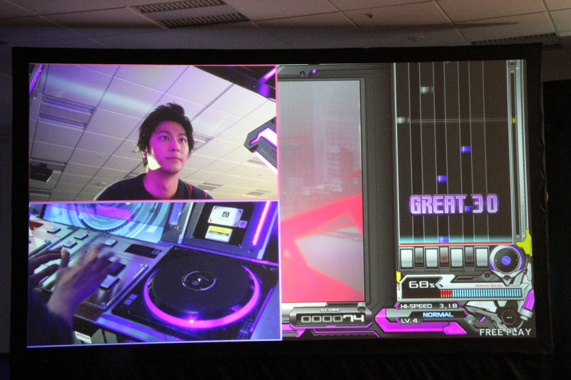 速水さんは5鍵の「beatmania」シリーズをプレイしていたということで、最新作「beatmania IIDX27 HEROIC VERSE」でも華麗な腕前を披露してくれた。その後にはDOLCE.さんも高難度の曲をプレイ。惜しくも1ミスしてしまい、終了後には悔しそうな表情も見せた