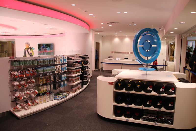 グッズ販売エリア。“リアル”ポケストップも配置されている