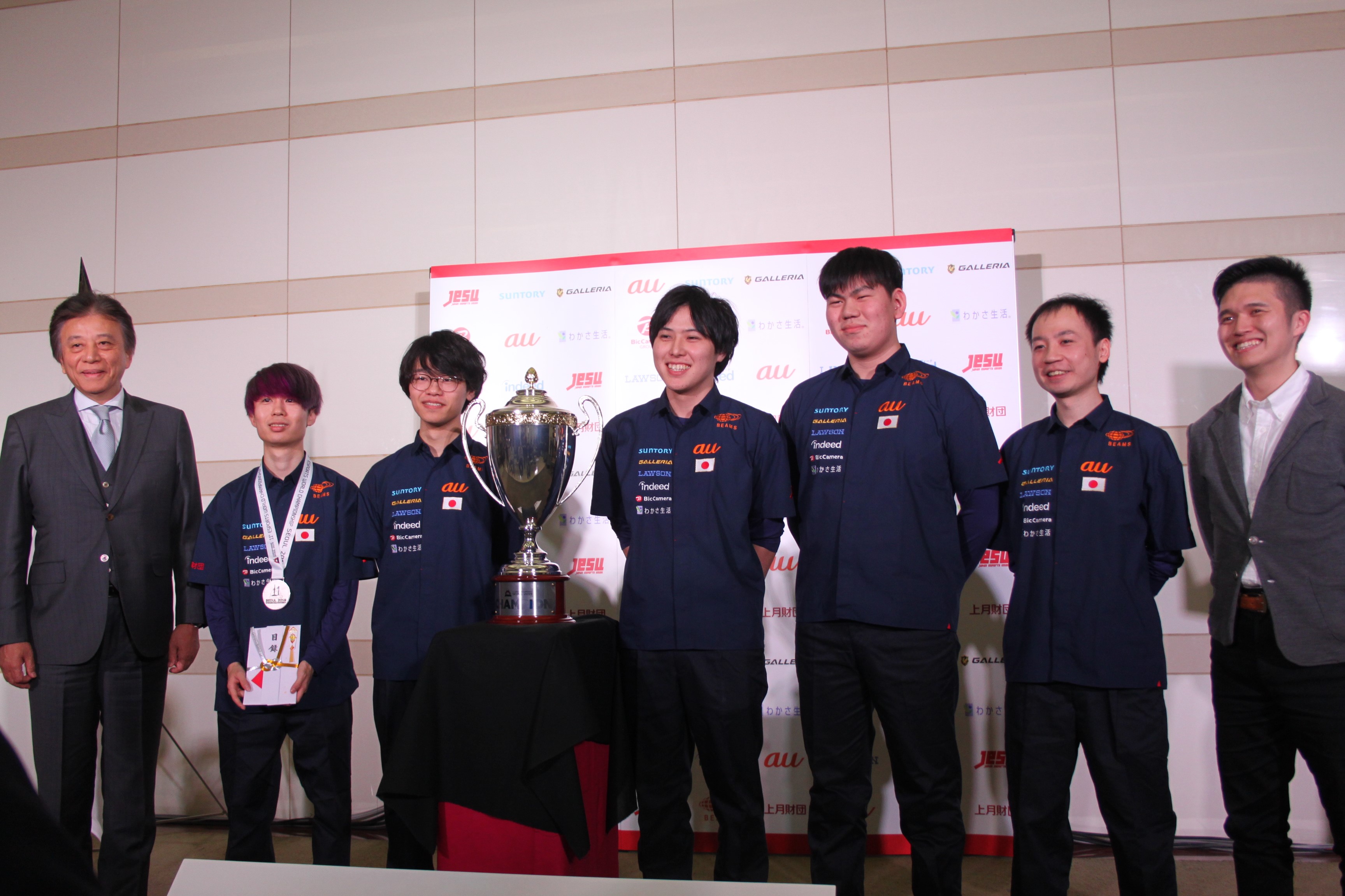 IeSF日本代表選手たち。中央に見えるのは総合優勝トロフィーだ