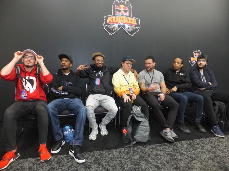 左から、Big Bird選手、Problem X選手、Punk選手、Luffy選手、801 Strider選手、Infexious選手、Takamura選手