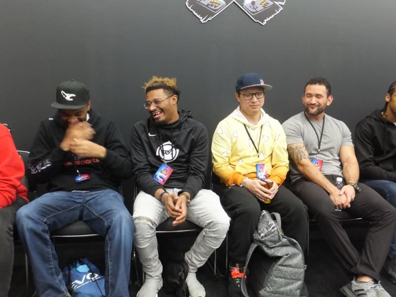 常に冗談を言っているPunk選手。笑うProblem X選手と、困惑気味のLuffy選手