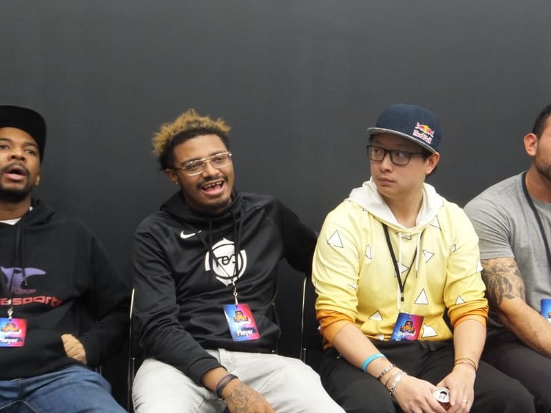 常に冗談を言っているPunk選手。笑うProblem X選手と、困惑気味のLuffy選手