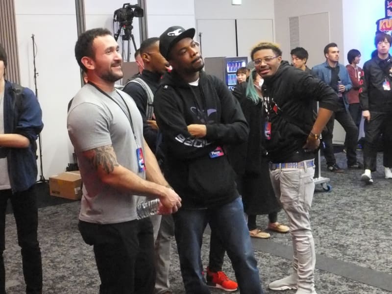 前日予選会場で観戦するPunk選手たち