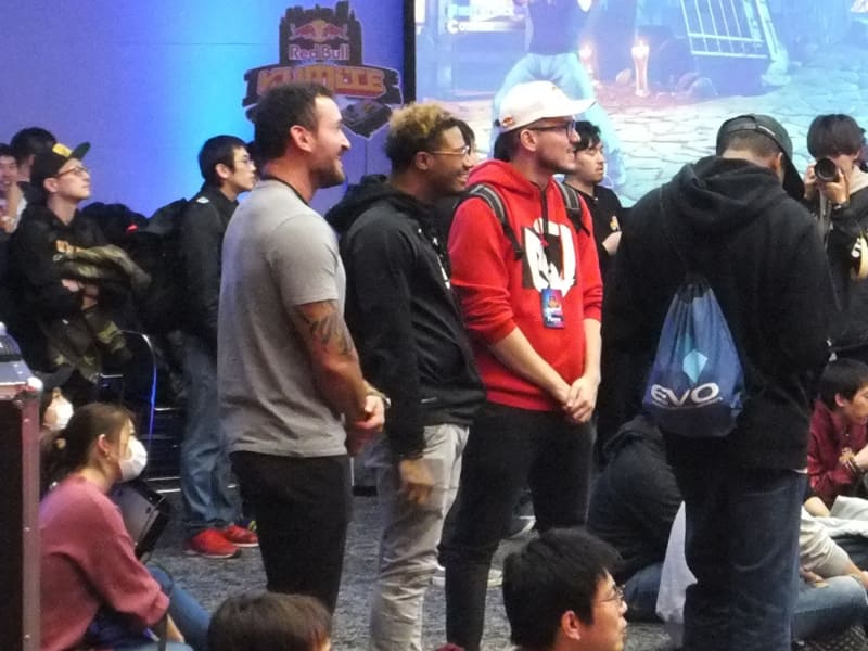 前日予選会場で観戦するPunk選手たち