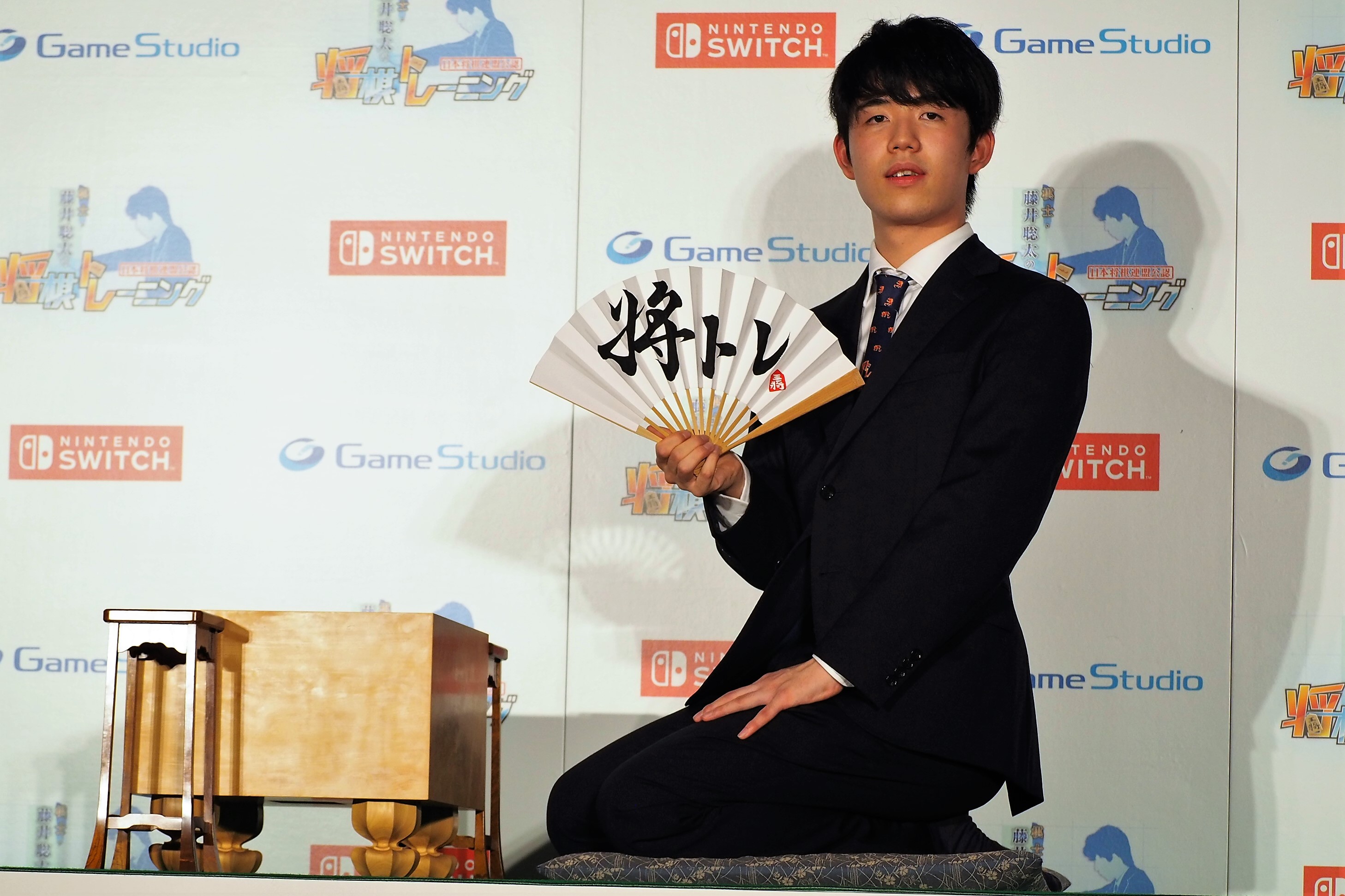 将棋盤を前にした藤井聡太七段。17歳とは思えない貫禄である