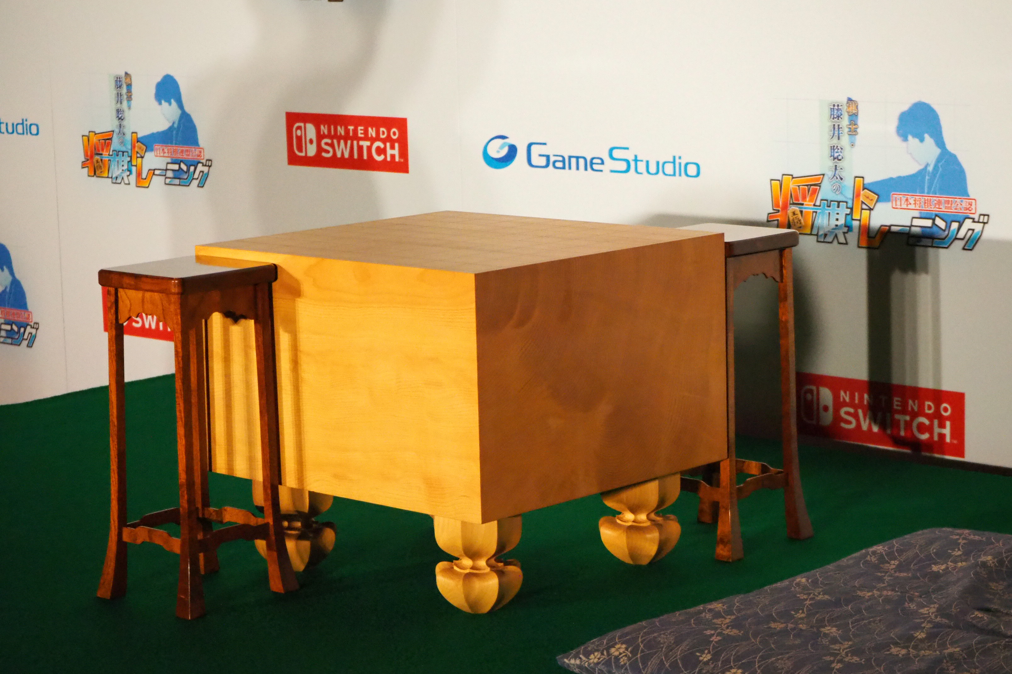 この発表会で使われた将棋盤は、実際の棋戦で使われた由緒あるものだという