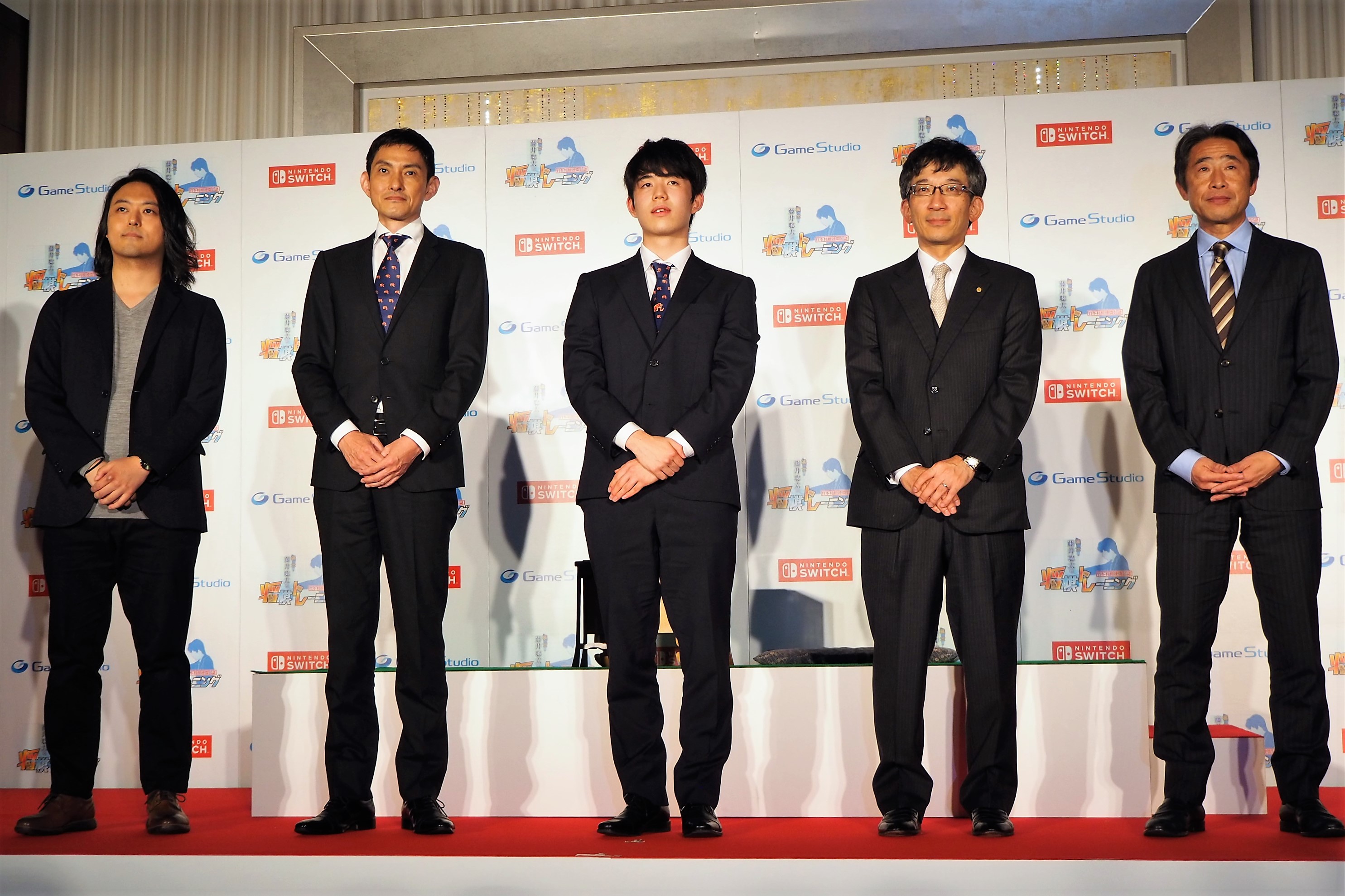 左から、栗田氏、福田氏、藤井棋士、佐藤会長、柴田氏