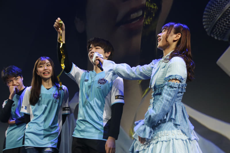 "金のピロピロ"を勝利した記念に会場に返すまりも選手。会場からは大歓声