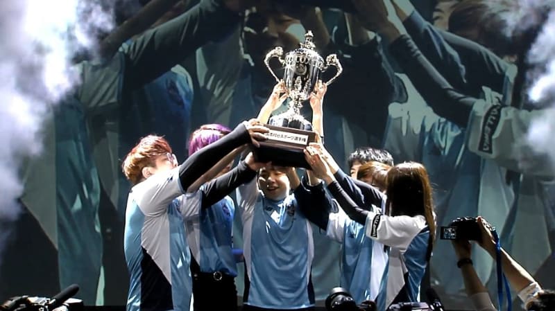 優勝を決め、カップを掲げる「KDG N1」