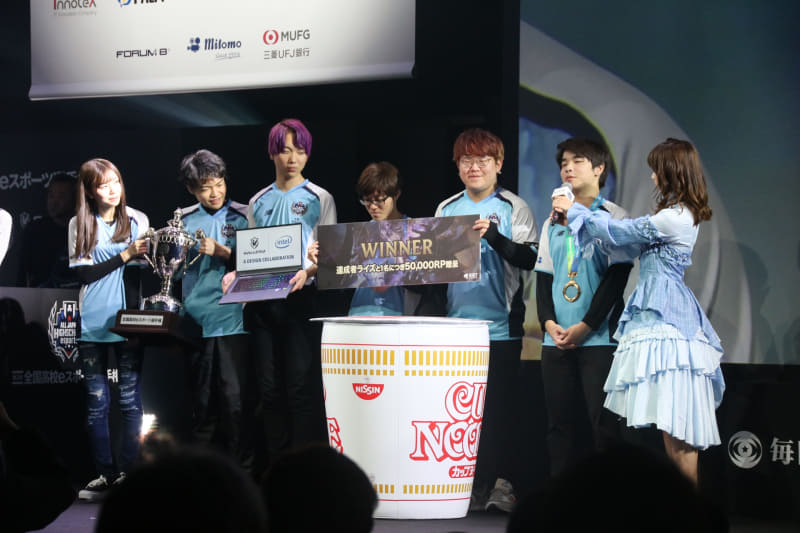 サードウェーブのゲーミングノートPCやRiot Pointなど、各社の代表から副賞が送られた