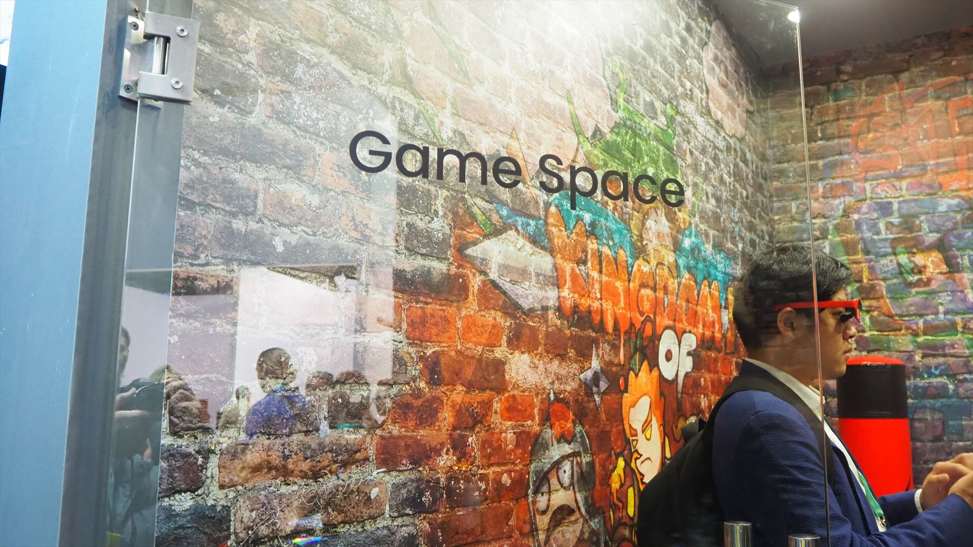 Game Spaceルームの様子。レンガの壁にはゲームのキャラクターの絵が描かれている