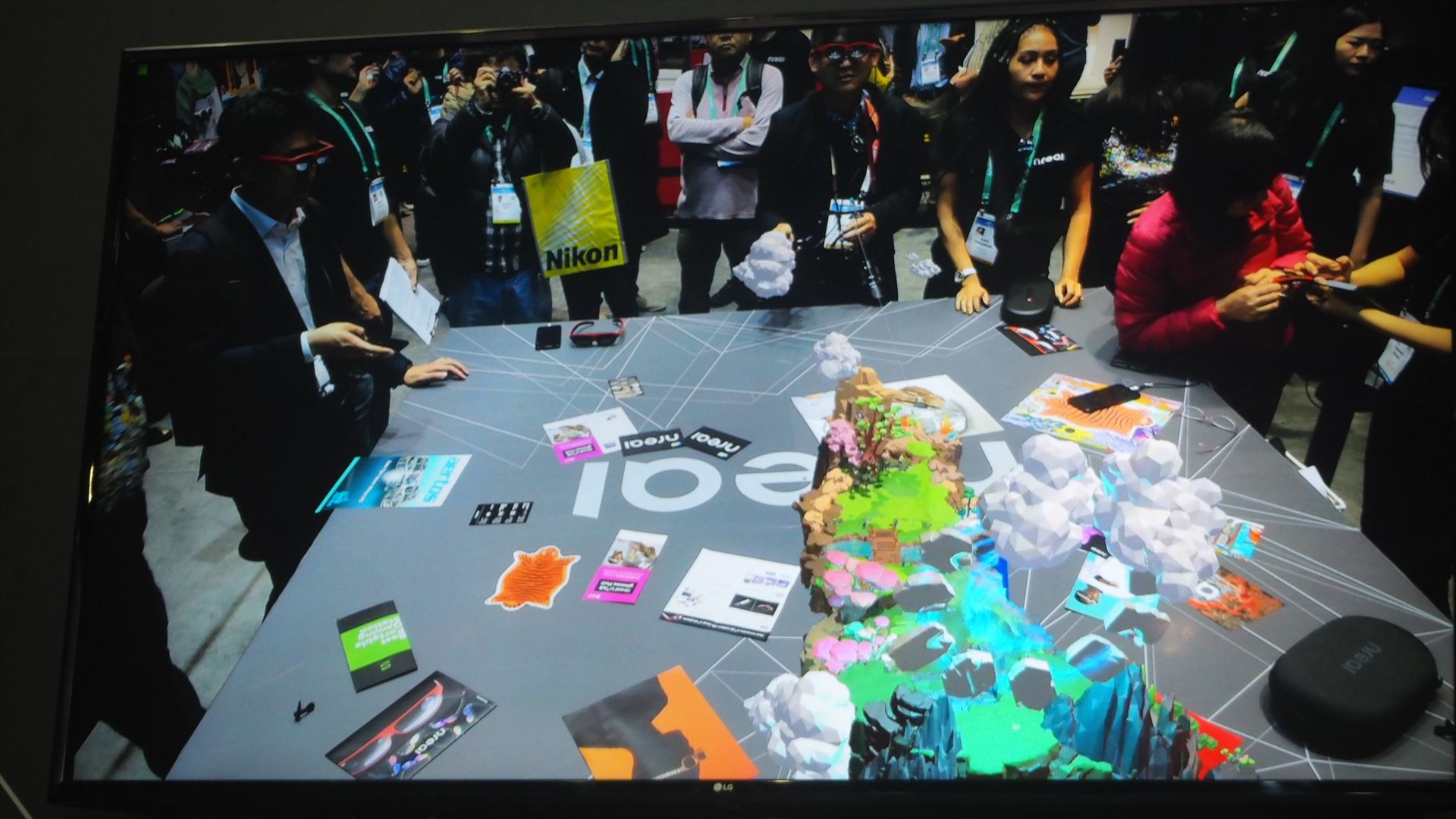 FPSタイプのシューティングゲームの体験コーナー。スマートフォンで狙いをつけて、タップして攻撃をおこなう