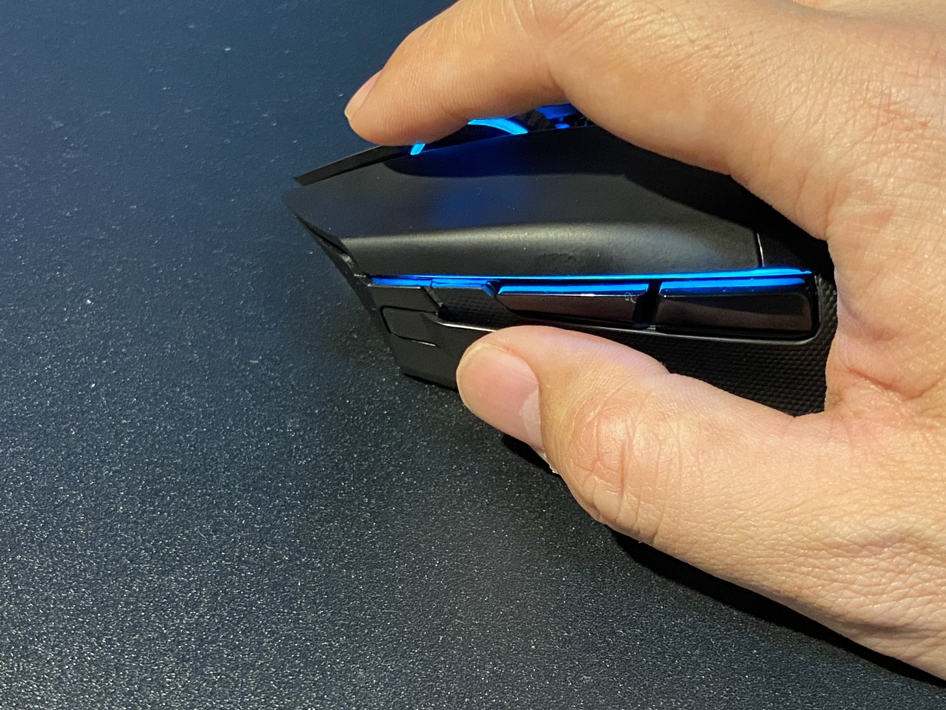 使い心地はゲームコントローラーの背面パドルのようなカチカチっとした感じ。感度クラッチ以外にも様々な使い方ができそうだ