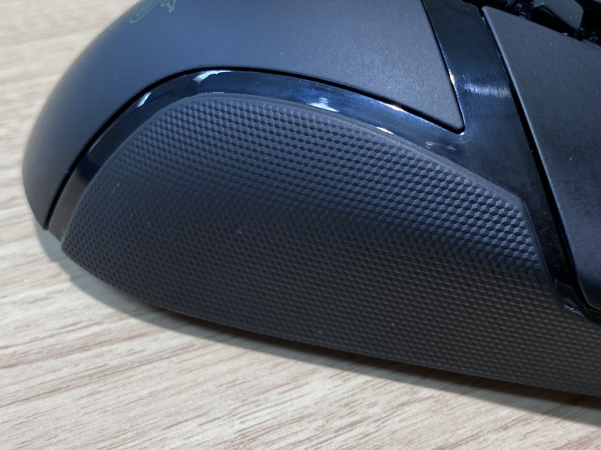 右側面にもたっぷりラバーが張られている