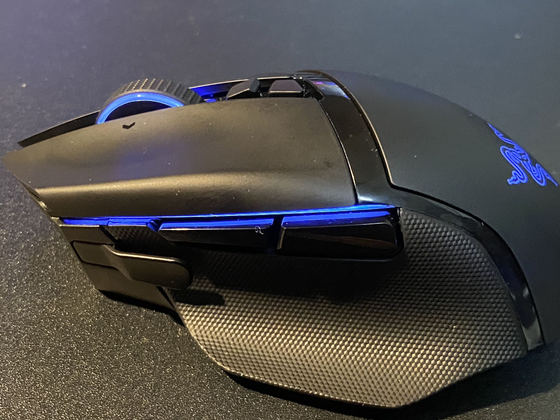 左側面のスリットが特徴的なRGBライト