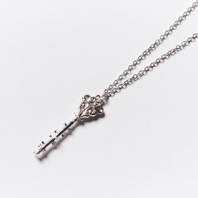 ラブマシーンがケンジの邪魔をする際に登場する「OZの鍵」をモチーフにしたネックレス