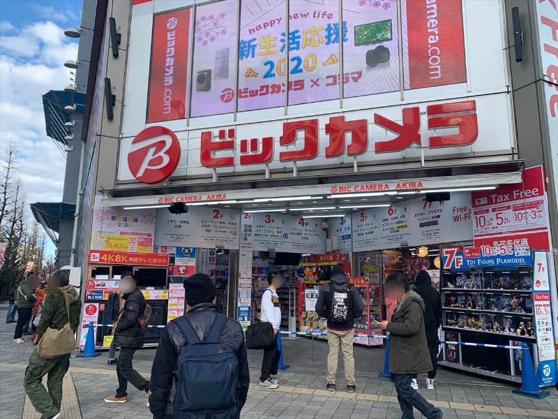 ビックカメラAKIBA。開店前には数人並んでいるようだった