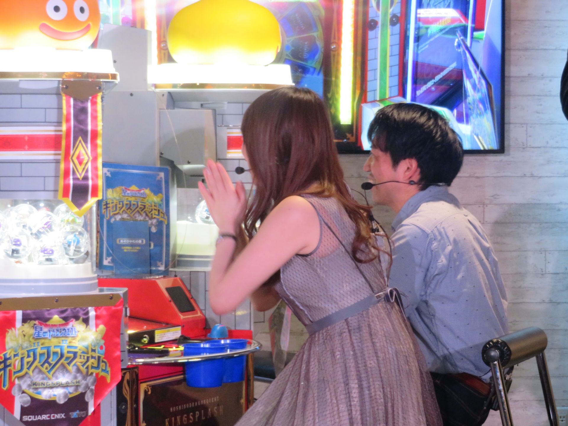 ボスバトル後のジャックポットチャンスもなかなか当たらず、市村氏が100円玉を何度もカンパ。800円ほど継ぎ込んだ結果、ようやく大量メダルをゲットした