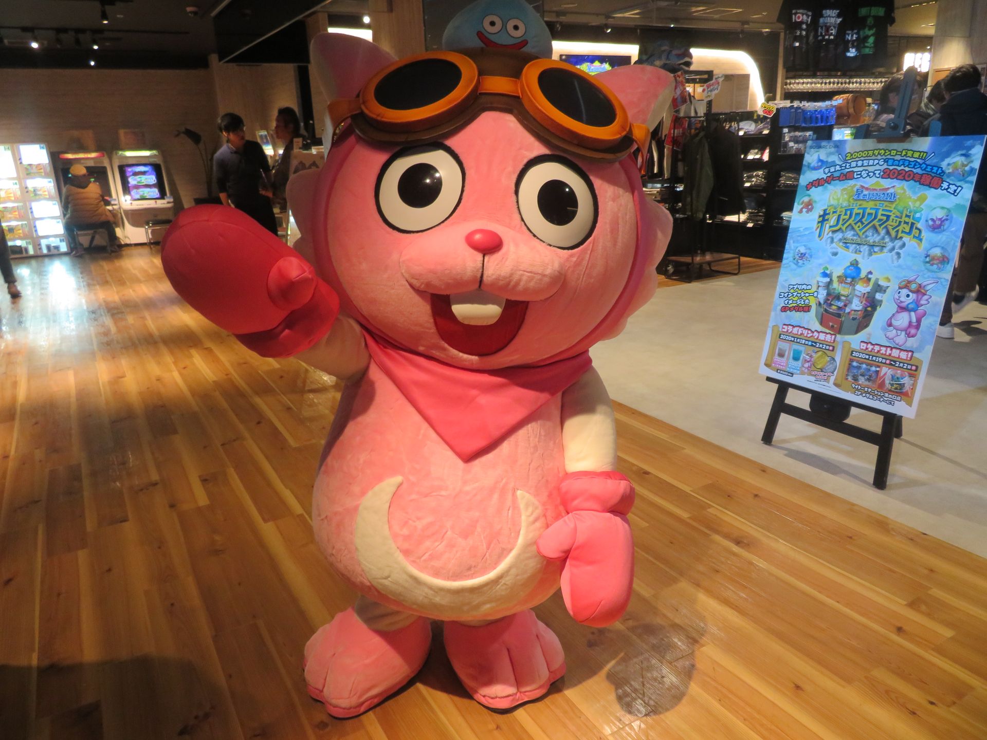 イベント会場には、かわいいモガマルの着ぐるみが登場。来場者の撮影にも気軽に応じていた