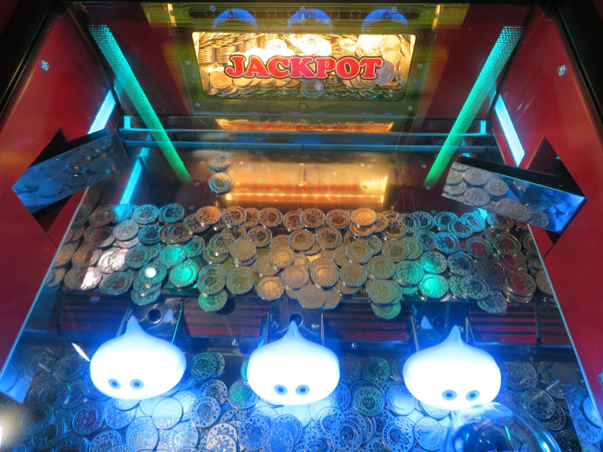 手持ちのメダルを投入し、スライドテーブル上に置かれたメダルを押し出して落としていく。3体並んだスライムの後部にあるチャッカーにメダルが入るとスロットが回る仕組みだ