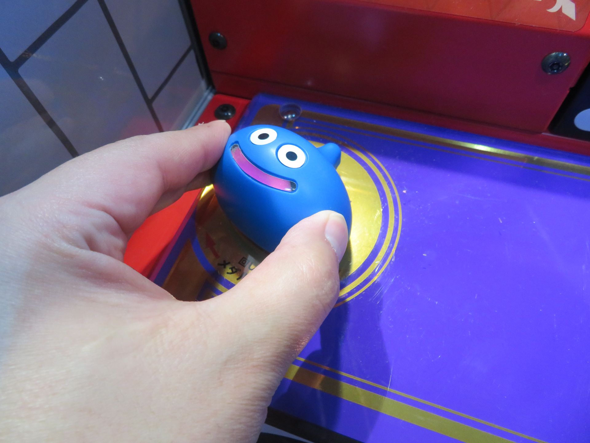 左右2個のスライム型ツマミを回すことで、コインシューターの向きを変えることができる