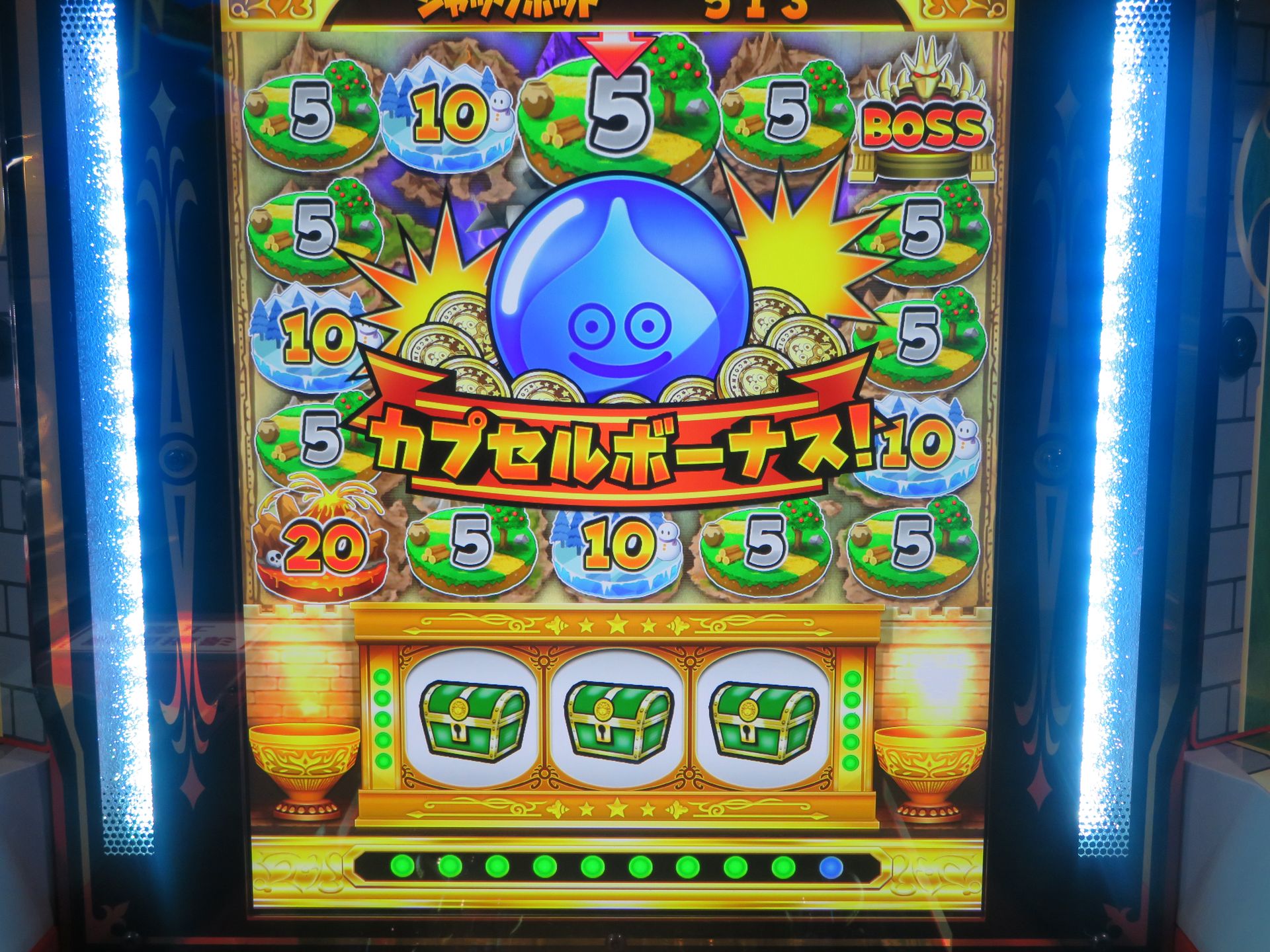 スロットの役がそろうと、メダルやモンスターカプセルが追加される