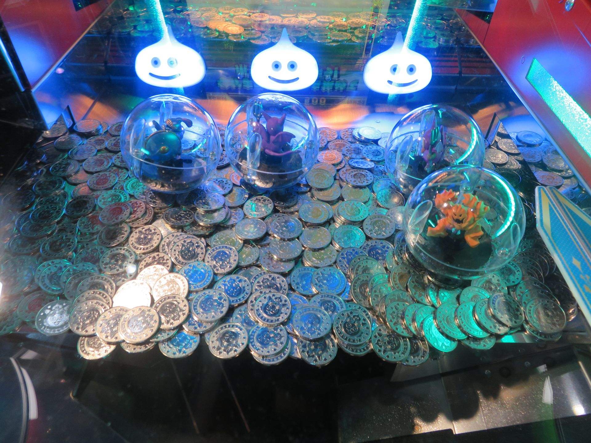 モンスターカプセルが当たると、サテライト側面にあるギミックからフィールド上にカプセルが投入される。モンスターのデザインがすごくカッコいいのも本作の見どころだ